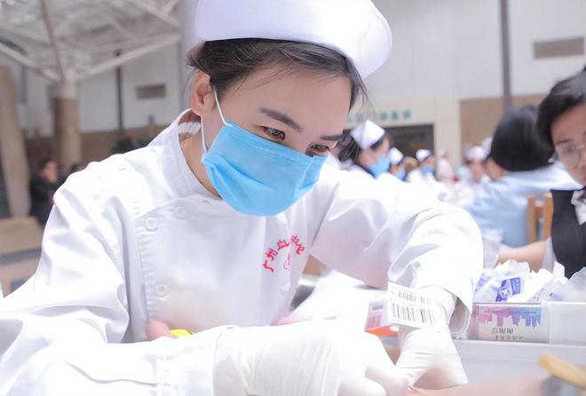 “網(wǎng)約護士”高收入：單次收費兩三百有人狂攬3000單(圖20)